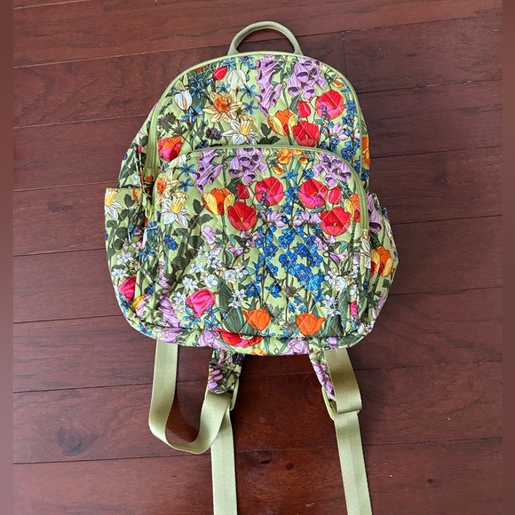 Vera Bradley Small Banbury Backpack Meadow Bouquet in Premium Cotton like new - Picture 4 of 15